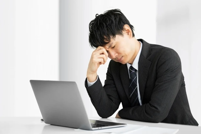 ビジネスマンの健康をサポート！デスクワーク姿勢改善のためのヨガレッスン