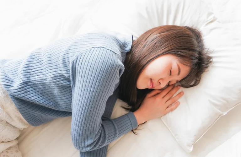 ヨガで睡眠の質を上げる方法！効果的なポーズと実践ガイドを徹底解説【巣鴨 ヨガ】