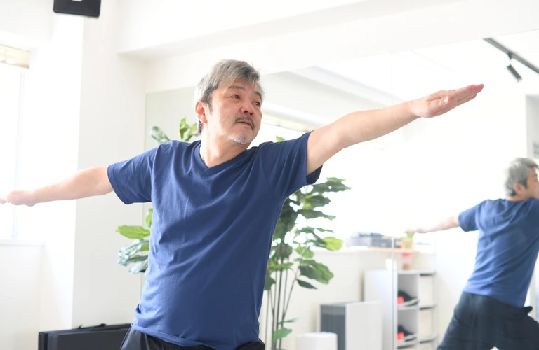 イライラを解消！男性の更年期障害に効果的なヨガ対処法【巣鴨 ヨガ】