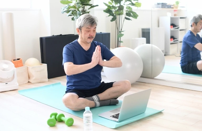 男性向けオンラインヨガプログラム｜筋力強化とストレス解消に効果的なレッスン
