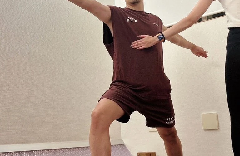 運動療法の目的とは？健康改善からパフォーマンス向上まで、多彩な効果を徹底解説【プライベートヨガ メンズ】
