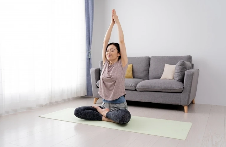 【港区限定】ミッドライフクライシスを乗り越える！50歳以上女性専用出張プライベートヨガ