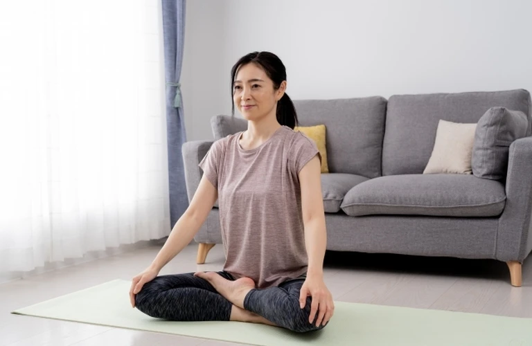 50歳以上女性の健康サポート！疲れや腰痛を解消する出張プライベートヨガ体験【東京】