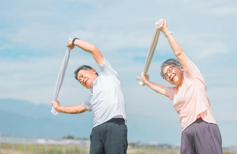 【70歳以上の方限定】腰痛・肩こり改善！訪問シニアヨガで健康をサポート（渋谷区）