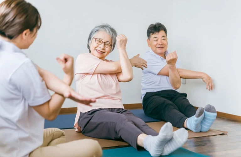 70歳からの健康習慣！訪問ヨガで生活改善！体験受付中【千代田区シニアヨガ】